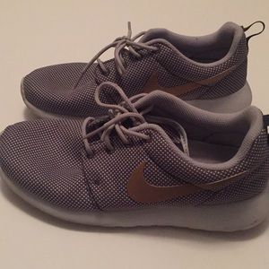 Women’s 6.5 Roshe Runs with gold check